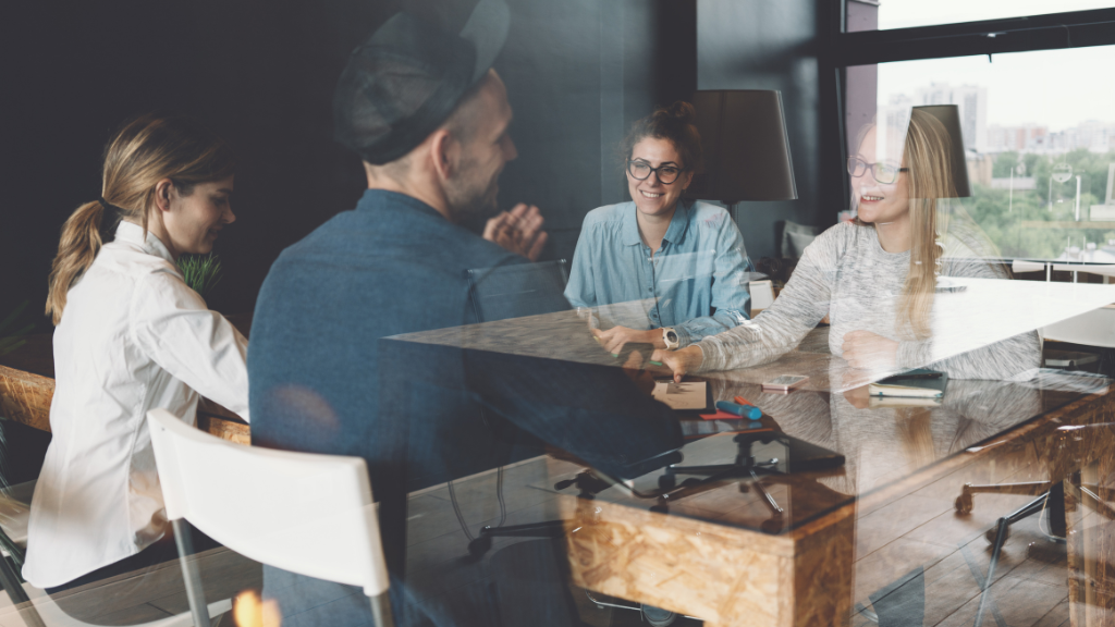 Dentro das empresas, a Geração T reorganiza a própria dinâmica do trabalho. Imagem: Reprodução/Canva