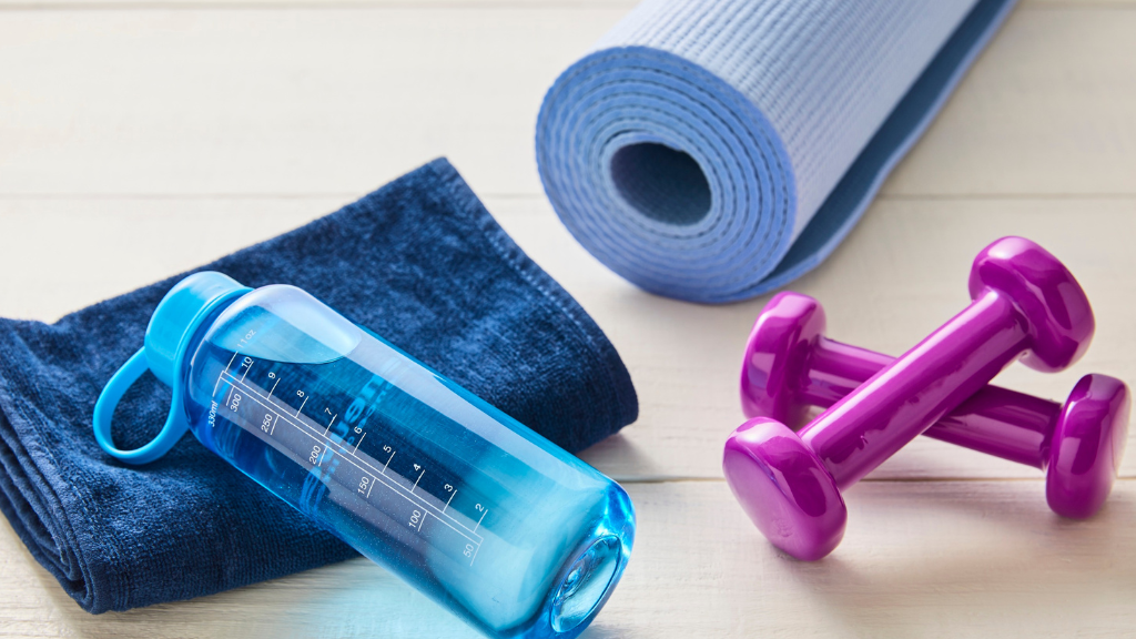 Foto de wellness com garrafa e pesos de academia