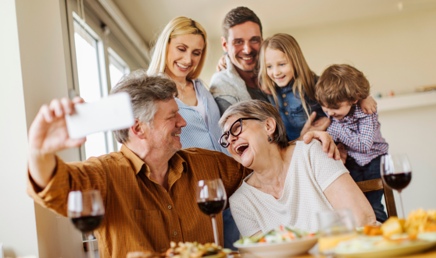 Ao priorizar comportamentos e contextos, as marcas ganham precisão, relevância e relações mais duradouras com as pessoas. Imagem: Reprodução/ Canva