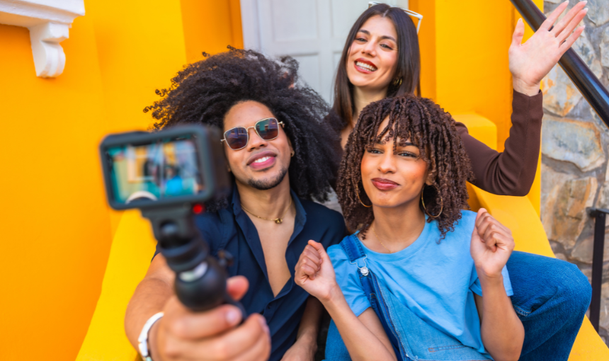 Criadores passam a atuar como canais proprietários, marcas repensam seus investimentos e plataformas assumem papel central na intermediação entre conteúdo, consumo e monetização. Creator Economy