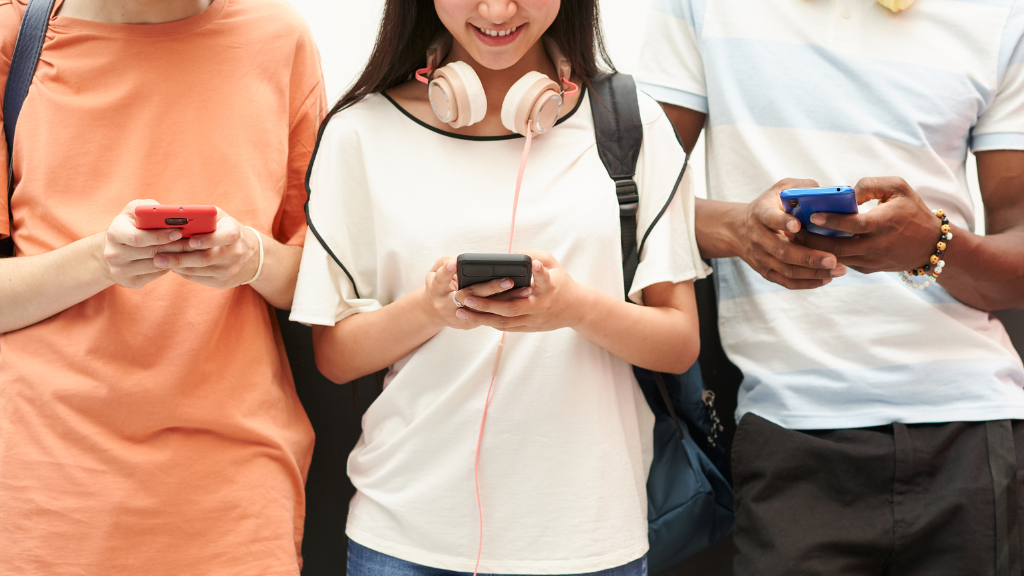 Elas não apenas exibem produtos, mas constroem histórias visuais e sensoriais, fundamentais para a ideia de luxo moderno. Imagem: Reprodução/Canva