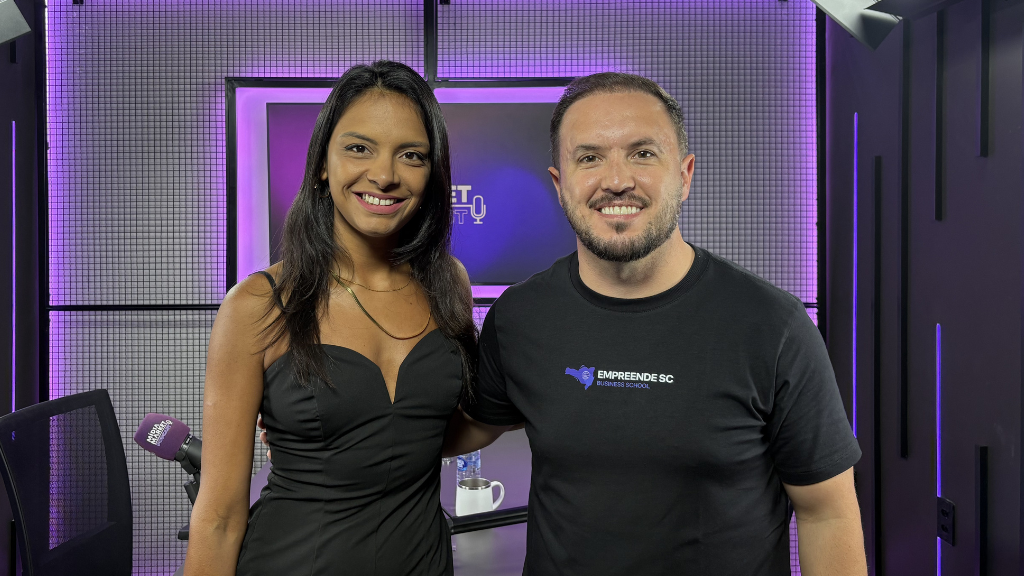 Luiza Telexa, Gerente de Produtos Digitais no Grupo ND e Fernando Sabino, CEO do Empreende SC posam para foto. Imagem: Mídia Market