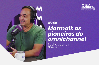 thumbnail de um homem, Sacha Juanuk, sentado a mesa falando com um microfone roxo em sua frente do mídia Market podcast