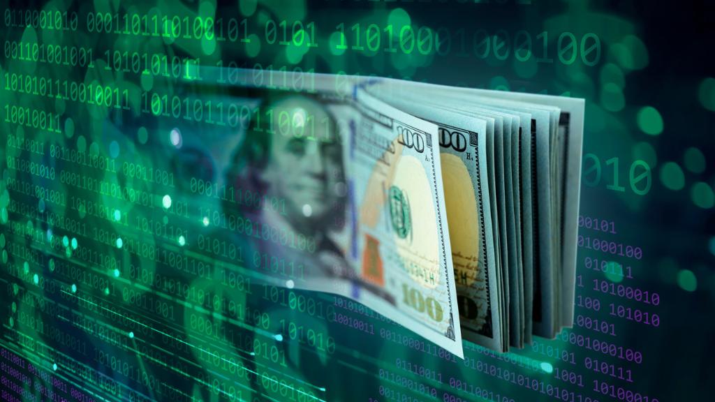 Imagem conceitual mostrando um maço de notas de cem dólares americanos sobreposto a uma grade de códigos binários digitais em tons de verde e azul neon. A composição representa a intersecção entre finanças e tecnologia, ilustrando o impacto financeiro negativo do tráfego inválido e da fraude publicitária no ROI das empresas.
