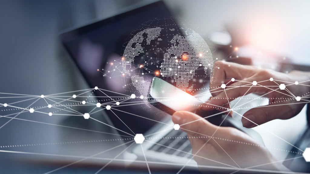 Uma representação digital de um mapa múndi estilizado composto por pontos e linhas de conexão brilhantes sobre um fundo azul-escuro profundo. Diversos nós de dados e ondas de transmissão destacam os diferentes continentes, simbolizando o monitoramento global e a disseminação do tráfego inválido entre os mercados da América do Norte, Ásia e América Latina.