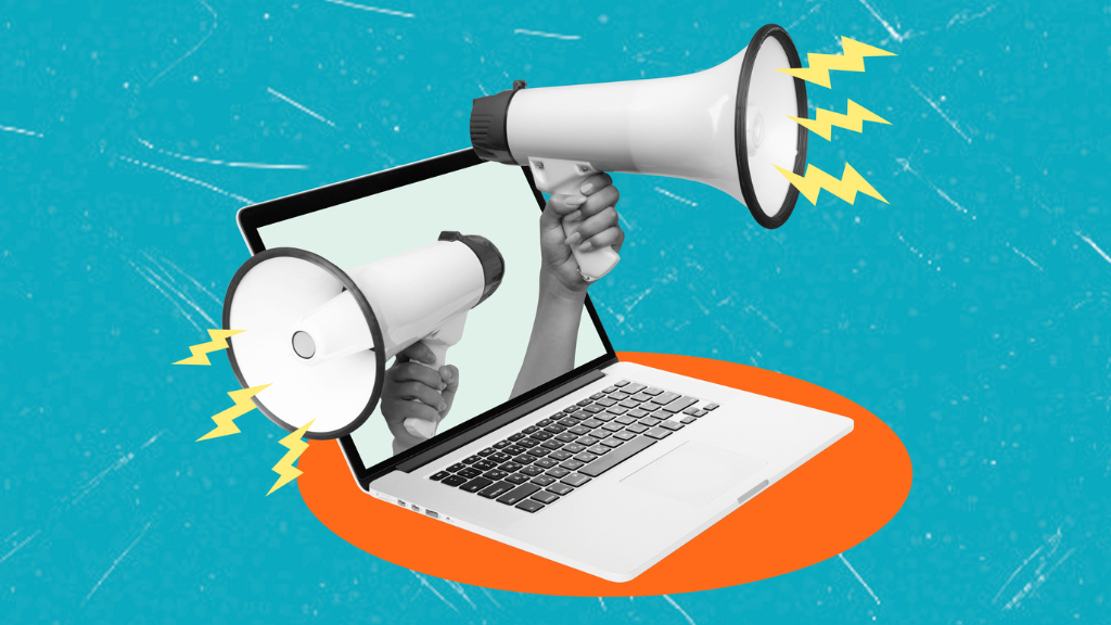 Colagem artística sobre fundo azul vibrante com textura de riscos brancos. Um notebook prateado está posicionado sobre um círculo laranja. De dentro da tela do notebook, saem dois braços em preto e branco segurando megafones brancos que apontam para direções opostas. Raios amarelos saem das bocas dos megafones, simbolizando som e alerta. A imagem ilustra a força da comunicação estratégica e a importância da verificação para filtrar o tráfego inválido e alcançar leads genuínos.