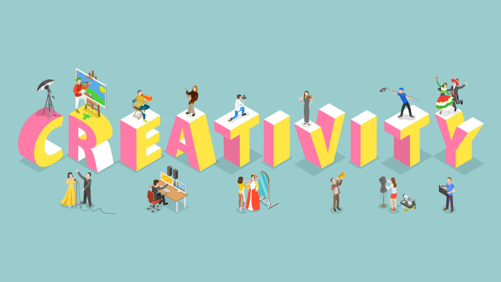 Uma ilustração isométrica vibrante da palavra "CREATIVITY" em grandes letras coloridas (rosa e amarelo), cercada por pequenas figuras de artistas e profissionais de diversas áreas criativas em ação. Vemos um pintor em um cavalete, um fotógrafo com tripé, um diretor em sua cadeira, um designer de moda, uma cantora, um músico com violão, um editor de vídeo em um computador e dançarinos, todos interagindo com as letras. A imagem simboliza a diversidade de talentos humanos que o software Pomelli visa impulsionar, democratizando as execuções técnicas e garantindo consistência visual para todos os criadores de conteúdo.