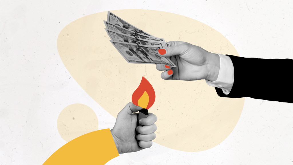 Uma colagem fotográfica com fundo em tons de bege e textura sutil, apresentando duas mãos em close e em preto e branco. À direita, uma mão feminina com as unhas pintadas de vermelho, estendendo um maço de notas de 100 dólares americanos sobre as chamas de um isqueiro. À esquerda, uma mão masculina segura o isqueiro aceso, cuja base é coberta por uma forma orgânica amarela. A imagem é uma metáfora poderosa para o desperdício direto de orçamento e a perda financeira causados pelo tráfego inválido e fraudes em publicidade digital.