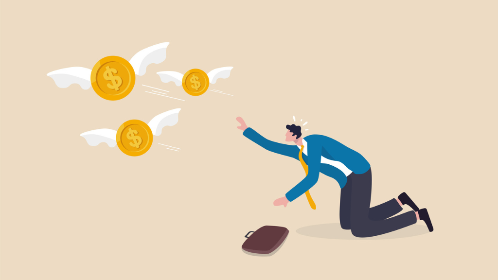 Uma ilustração vetorial em estilo flat com fundo bege claro. Um homem de negócios vestindo terno azul e gravata amarela está de joelhos, esticando o braço direito na tentativa desesperada de alcançar três moedas de dólar douradas que têm asas e voam para longe. Uma pasta marrom está no chão perto dele. A imagem simboliza a perda financeira e o custo de oportunidade causados pelo tráfego inválido e pelo desperdício de ROAS em campanhas digitais.