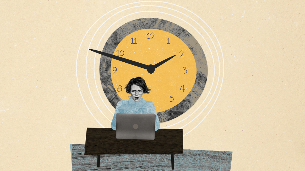 Uma colagem fotográfica conceitual com fundo bege de textura de papel. No centro, uma mulher de cabelo curto e óculos, vestindo uma camisa jeans azul, está sentada em uma mesa de madeira escura e foca intensamente em um notebook cinza aberto. Atrás dela, há um relógio de parede redondo gigante e rústico, com mostrador amarelo e algarismos pretos, com o ponteiro dos minutos caindo para baixo. O relógio é circundado por anéis concêntricos brancos. A imagem simboliza a pressão do tempo, a urgência e a ineficiência causadas pelo tráfego inválido e pela poluição de dados em CRM.