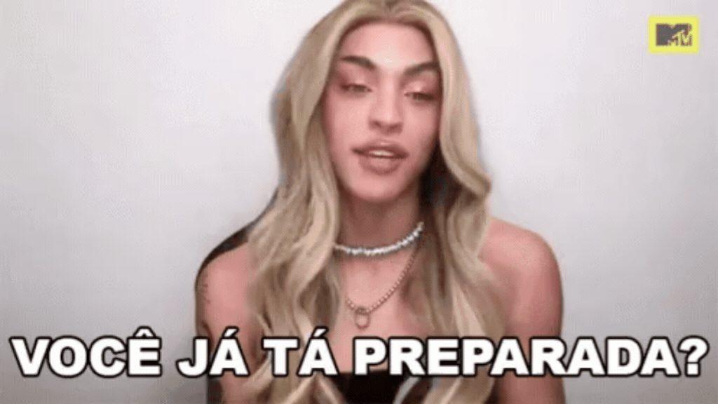 A artista Pabllo Vittar olhando para a câmera com a legenda "VOCÊ JÁ TÁ PREPARADA?", simbolizando o questionamento sobre a prontidão das empresas para se conectarem com as diferentes gerações.