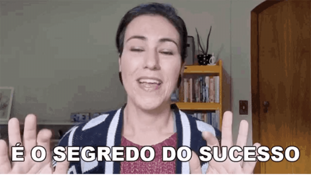 Mulher gesticulando com as mãos abertas com a legenda "É O SEGREDO DO SUCESSO", ilustrando a estratégia de relevância das marcas para diferentes gerações.