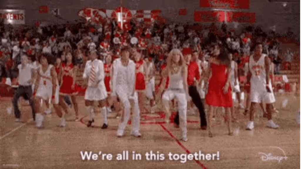 Elenco do filme High School Musical dançando em um ginásio com a legenda "We're all in this together!", ilustrando a semelhança de hábitos digitais entre as gerações.