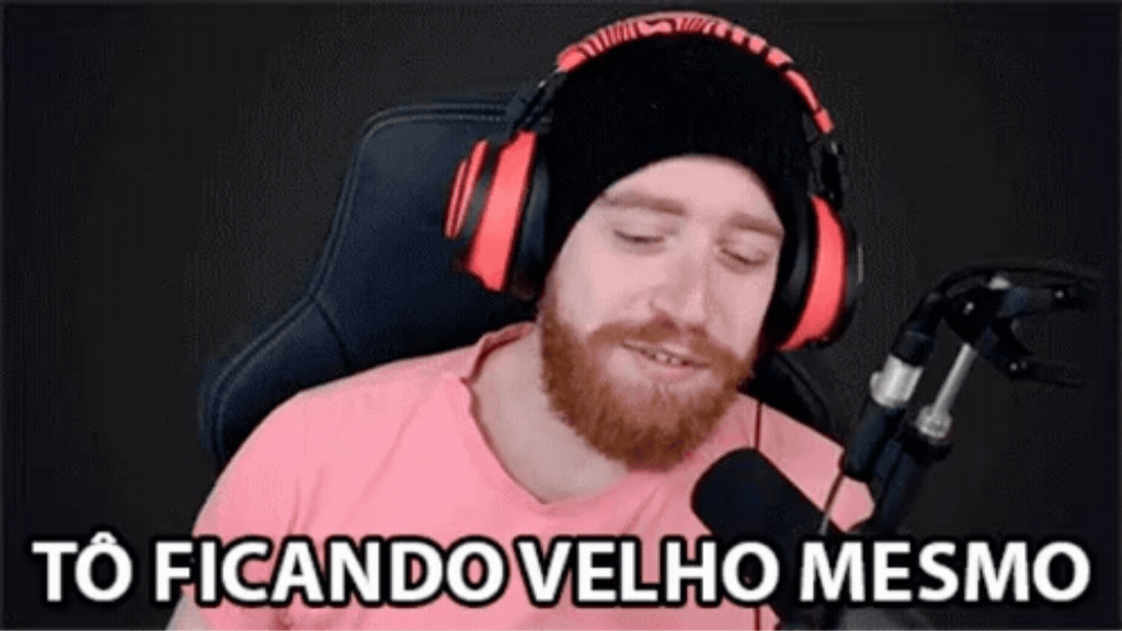 Homem de touca e fones de ouvido com a legenda "Tô ficando velho mesmo", representando a identificação com as fases de transição e ciclos entre diferentes gerações.