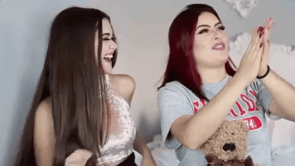 Meme adaptado com duas mulheres comemorando com palmas e risadas, sobre um fundo sutil de bandeiras do Brasil e logos do Cannes Lions.