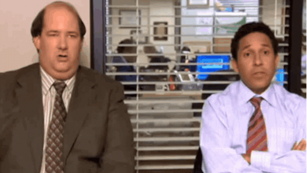 Dois personagens da série The Office, Kevin Malone e Oscar Martinez, sentados lado a lado com expressões de choque e reprovação, ilustrando a reação às novas regras e controvérsias no Cannes Lions.