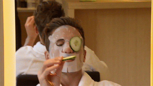 GIF do reality show The Bachelorette mostrando um homem de roupão com máscara facial de tecido e rodelas de pepino nos olhos comendo uma fatia de pepino, ilustrando a expansão do mercado de wellness e autocuidado impulsionada pelo Ozempic.   
