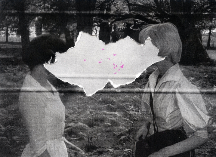 Imagem artística conceitual em preto e branco com duas mulheres frente a frente e o centro da fotografia rasgado com detalhes em rosa, ilustrando a desconexão e a busca por relevância diante da saturação de mídia.