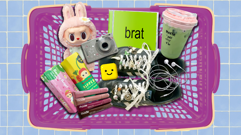 Colagem de uma cesta de compras roxa com itens de tendência e estilo de vida, como produtos de beleza Rhode, Sonny Angel, CD 'brat', matcha latte e câmera digital, representando a economia da atenção e a saturação de mídia.