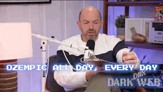 GIF de um homem careca em um estúdio de podcast anotando em uma prancheta com a legenda em azul "OZEMPIC ALL DAY, EVERY DAY", ilustrando a onipresença do Ozempic e as mudanças de hábitos alimentares.