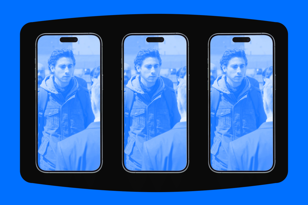 Ilustração em fundo azul com uma tela preta contendo três smartphones alinhados na vertical exibindo a cena de um homem, representando a diversidade de formatos e aplicativos de microdrama.