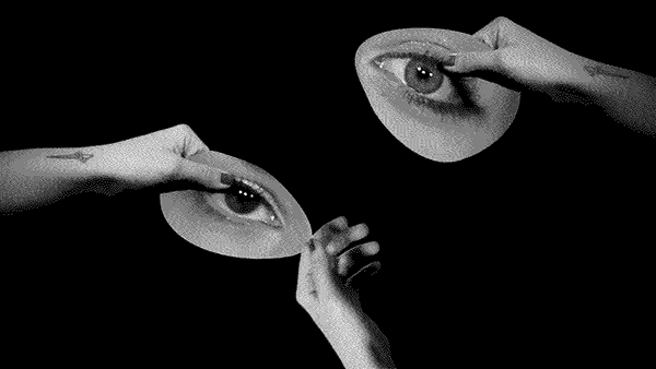 Imagem conceitual em preto e branco com mãos humanas forçando pálpebras de olhos desenhados a ficarem abertas, simbolizando a disputa pela atenção e a saturação de mídia.