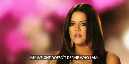 GIF da personalidade de TV Khloé Kardashian no programa Keeping Up with the Kardashians com a legenda em inglês "My weight doesn't define who I am", representando as discussões sobre corpo, peso e o uso do Ozempic.